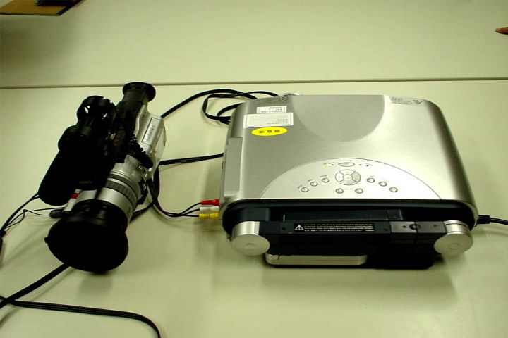 映写機とカメラと写す幕と映写機で見るテープ 素材集の映像を再生しよう